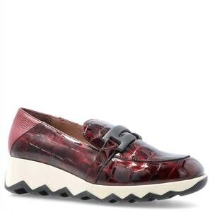 NEW WONDERS women's snakeskin loafer in vino